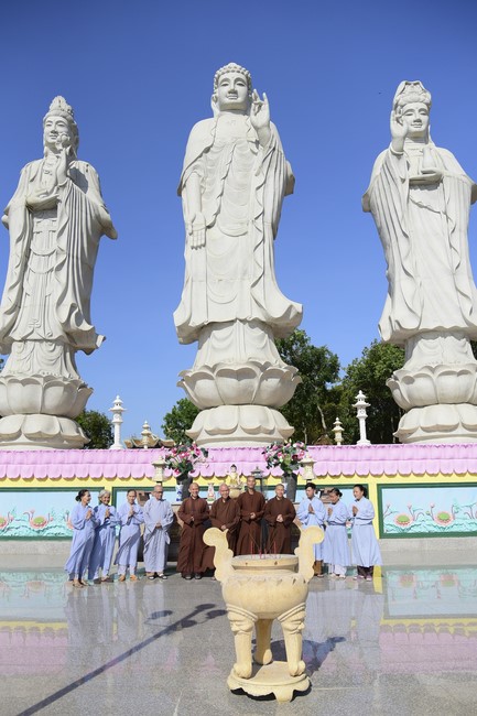 Chanting sutra, praying for rebirth of the spirit at Vinh Nghiem Pagoda